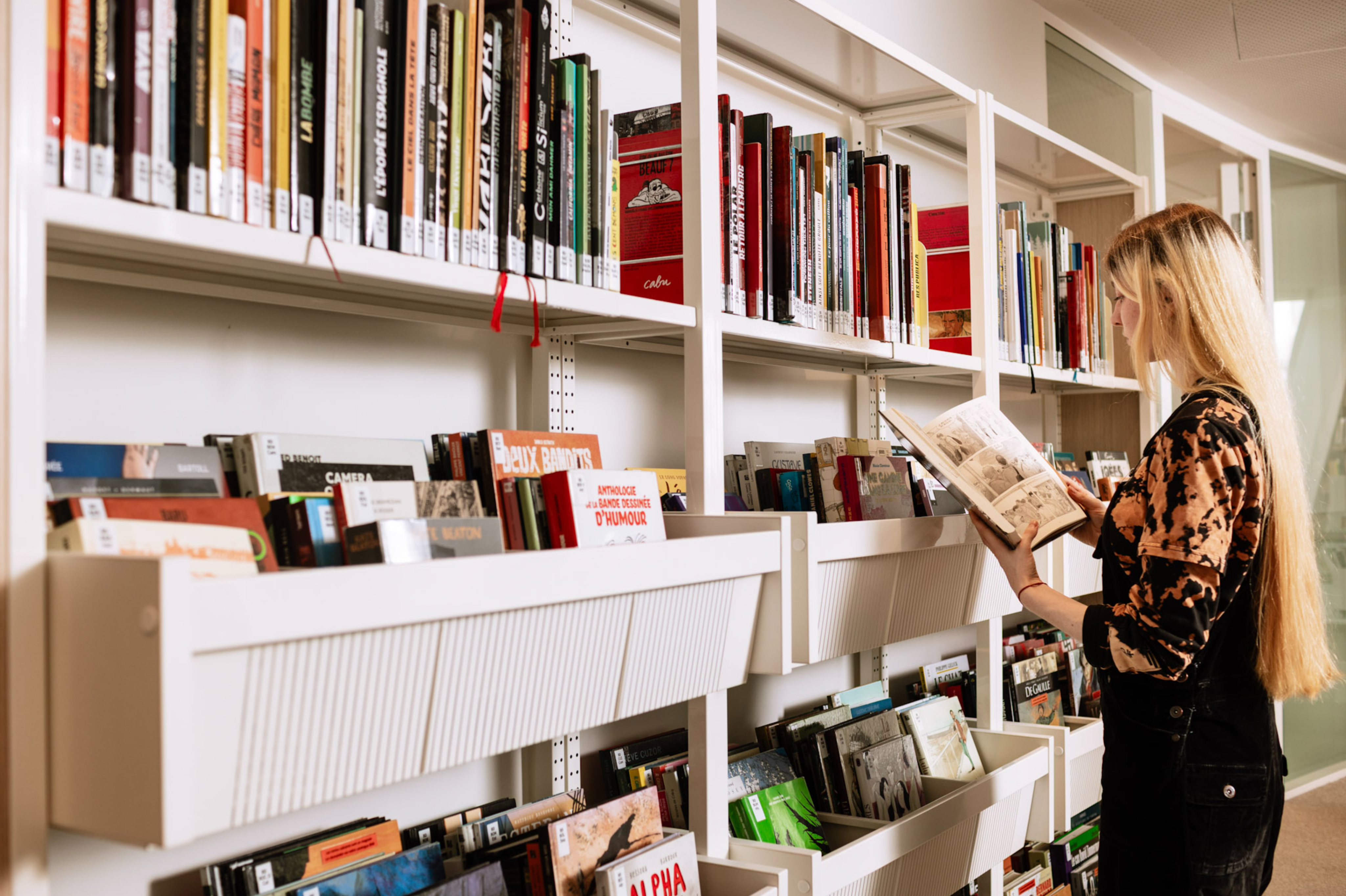 Étudiante lisant une bande dessinée à l'Université Sorbonne Nouvelle.